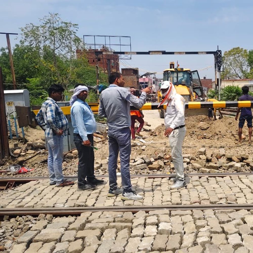 लखनऊ-कानपुर रूट पर ट्रेनें रद्द, यात्री परेशान:रेलवे ट्रैक पर स्लीपर बदलने का काम जारी, 3-4 दिन में होगा पूरा तेजस