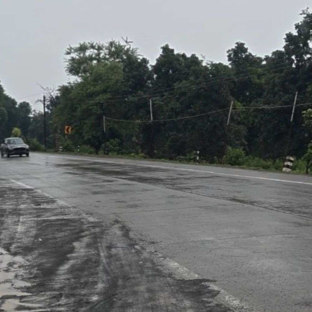 संतकबीरनगर में गरज-चमक के साथ झमाझम बारिश हुई:मौसम विभाग ने 50 KM/घंटा की रफ्तार से मध्यम तूफान का अलर्ट भेजा