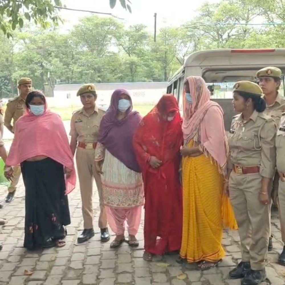 महराजगंज पुलिस ने ठगी करने वाली 4 महिलाएं पकड़ीं:शादी के नाम पर धोखाधड़ी करने वाले गिरोह का पर्दाफाश, नकदी-जेवर बरामद