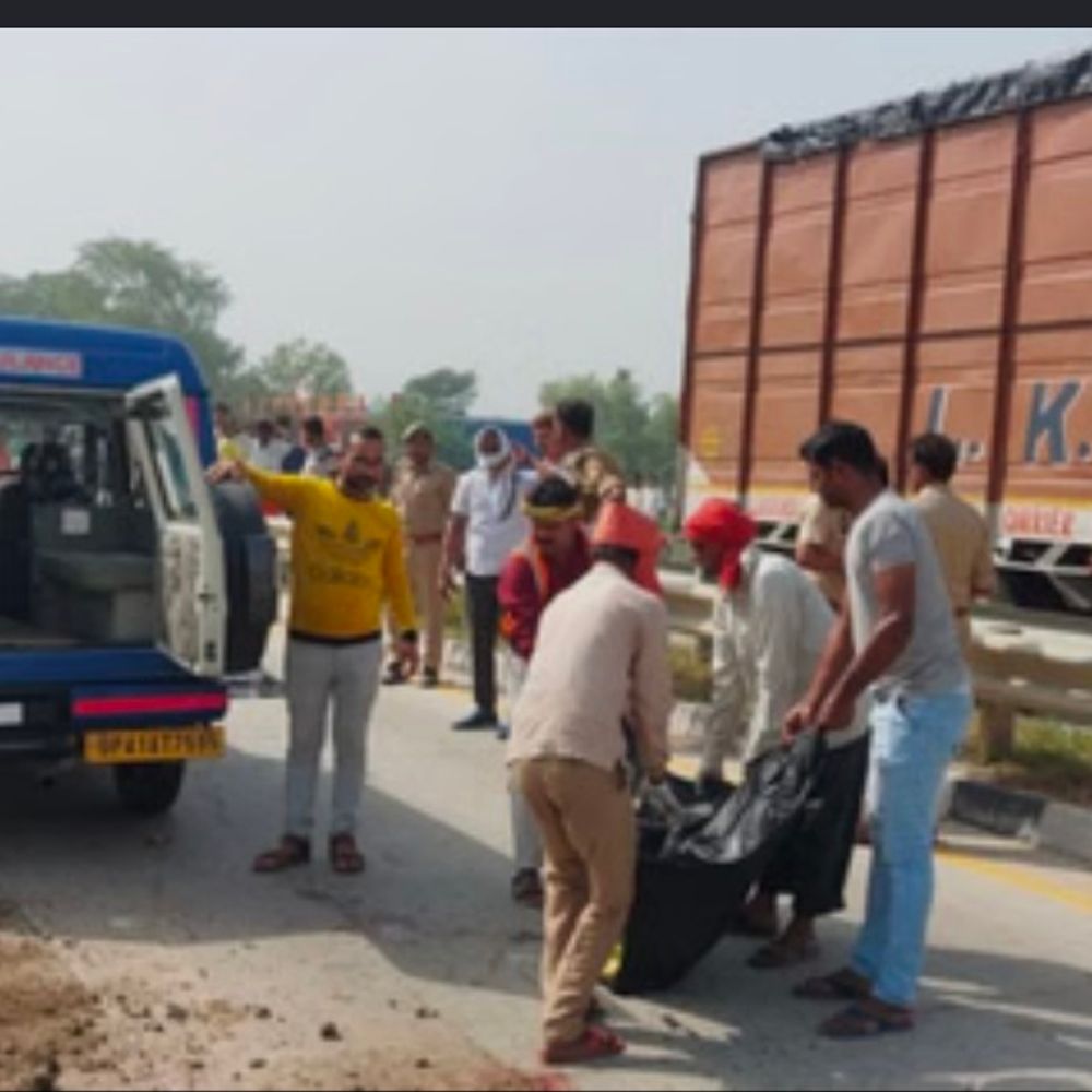 बाराबंकी में डंपर ने मां को कुचला:हादसे में बेटे की हालत गंभीर, बाइक से बेटी के घर जा रहे थे, चालक फरार