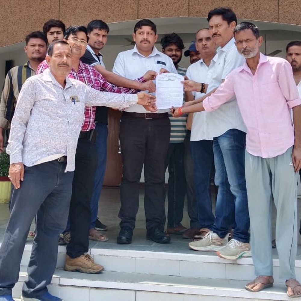 स्मार्ट मीटर के खिलाफ AAP का प्रदर्शन:बलरामपुर में राज्यपाल को ज्ञापन सौंपकर तत्काल हस्तक्षेप की मांग