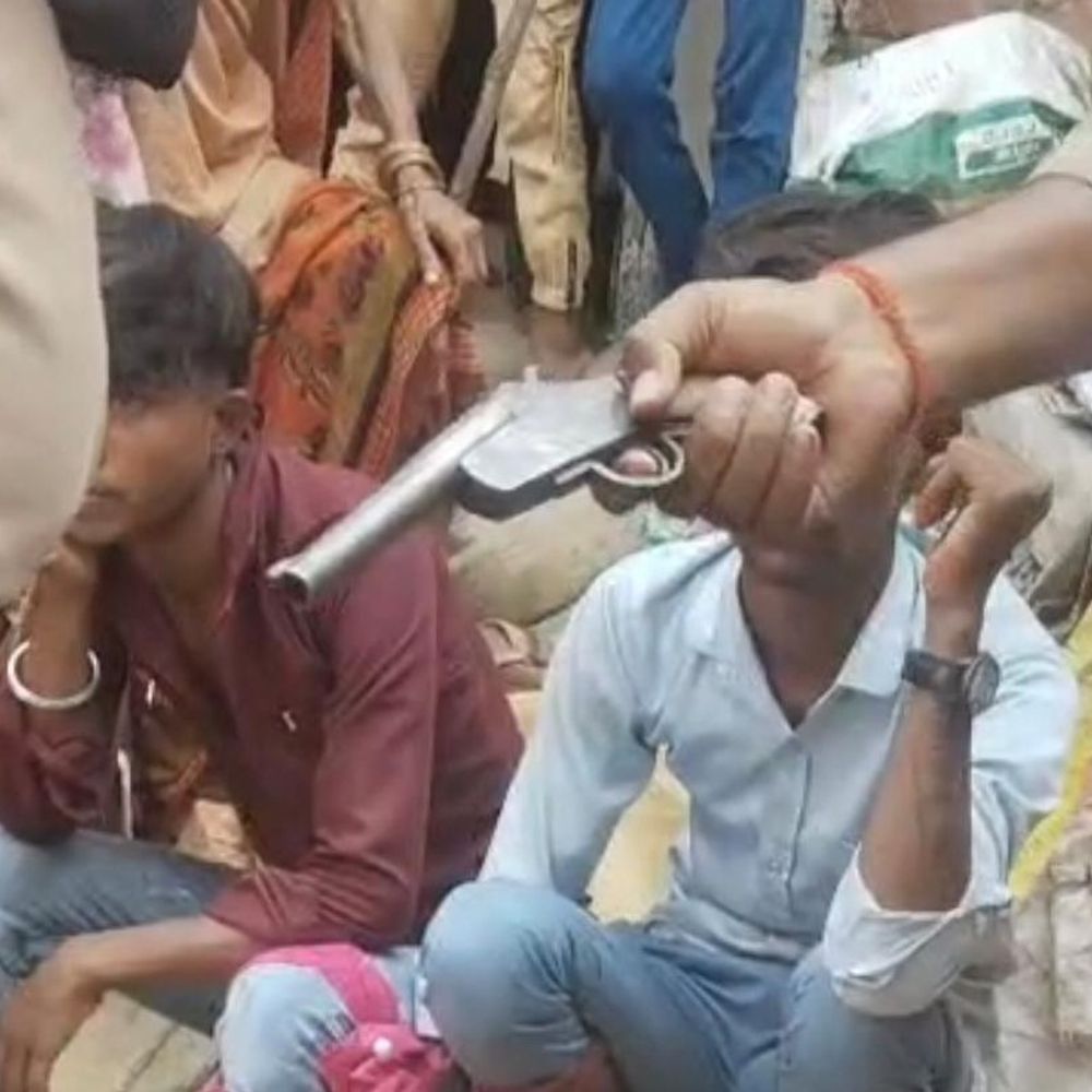 हमीरपुर में तमंचे के बल पर दबंगई:ग्रामीणों ने दो युवकों को पकड़कर पुलिस को सौंपा, तमंचा बरामद