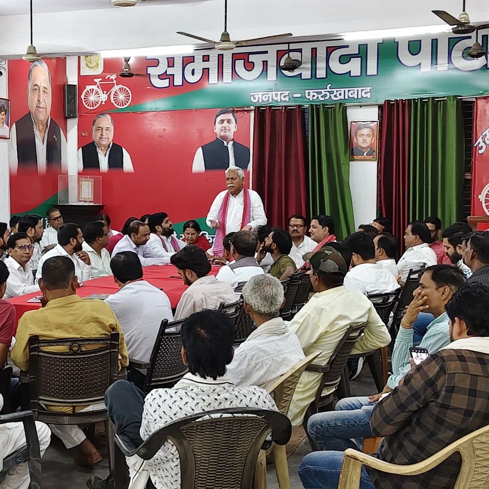 फर्रुखाबाद में मासिक बैठक में संगठन मजबूती पर जोर:पूर्व विधायक उर्मिला राजपूत कहा- संगठन की शक्ति से ही किसी को जिताया या हराया जा सकता है