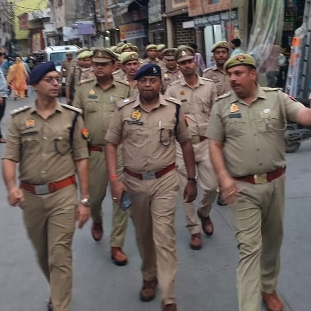 बुलंदशहर SSP के निर्देश पर पुलिस का पैदल गश्त:शहर के मिश्रित आबादी वाले क्षेत्रों में कानून व्यवस्था का जायजा