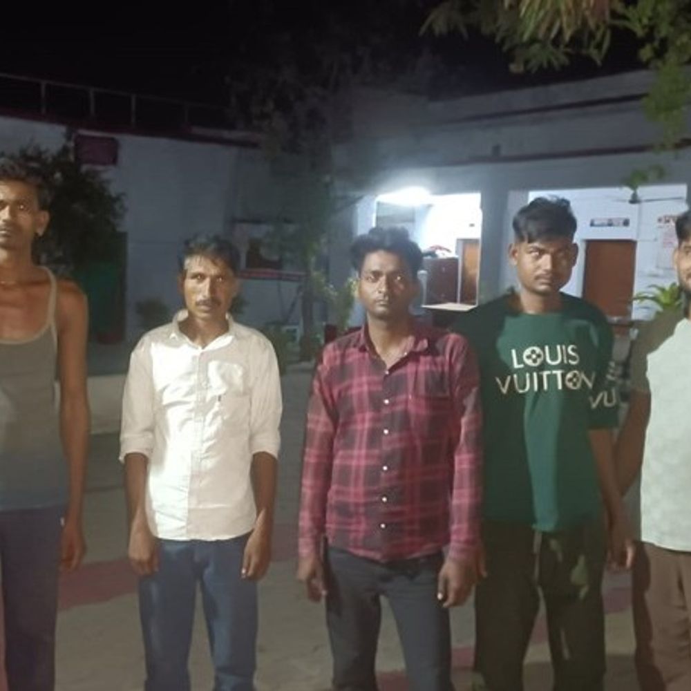 ललितपुर में जुआ खेलते हुए 6 जुआरी गिरफ्तार:पुलिस ने 5340 रुपये नकद और ताश के पत्ते जब्त किए