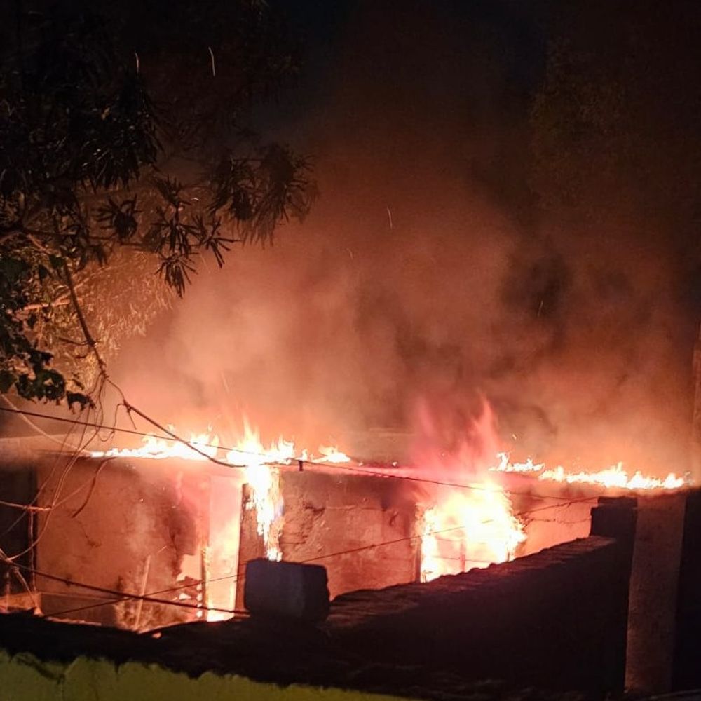 मुरादाबाद में रेलवे क्वार्टर में लगी आग:फायर बिग्रेड ने आधे घंटे में पाया काबू, शॉर्ट सर्किट से हादसा