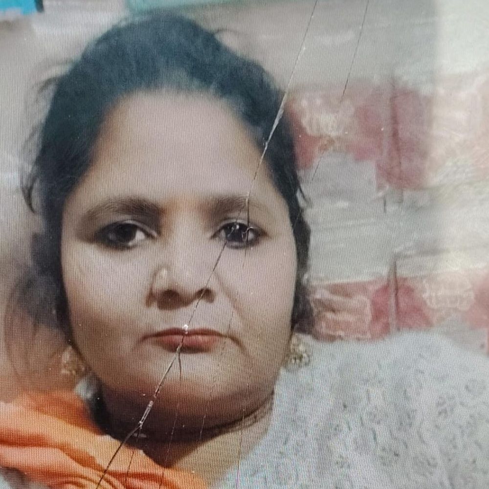 सड़क हादसे में महिला की मौत:हाथरस में मंडी समिति के पास पिकअप ने मारी टक्कर, ड्राइवर फरार