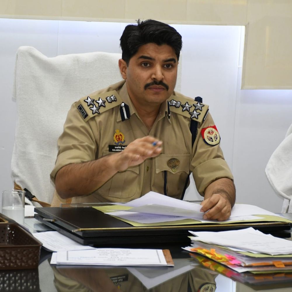 हापुड़ में लापरवाही पर कार्रवाई:इंस्पेक्टर और चौकी इंचार्ज लाइन हाजिर, डीआईजी ने की कार्यवाही