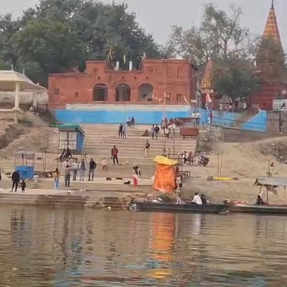 गाजीपुर में गंगा पर अवैध नावों का संचालन:क्षमता से अधिक यात्री, बिना रजिस्ट्रेशन और सुरक्षा मानकों के हो रही वोटिंग