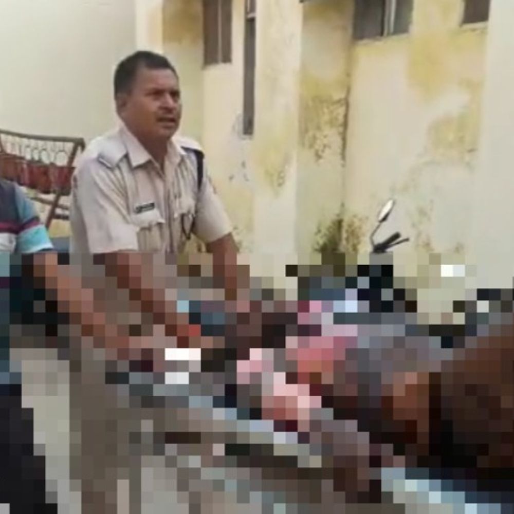 मालगाड़ी पर हाईटेंशन लाइन छूने से युवक झुलसा:  देवरिया से गंभीर हालत में गोरखपुर रेफर, आरपीएफ ने शुरू की जांच – Deoria News