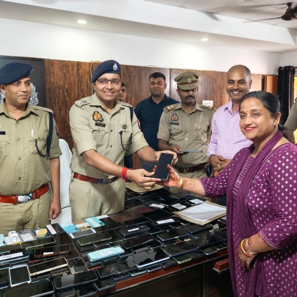 गोंडा पुलिस ने बरामद किए 51 लाख के 251 मोबाइल:सर्विलांस सेल की मदद से मिले फोन, एसपी ने मालिकों को लौटाए