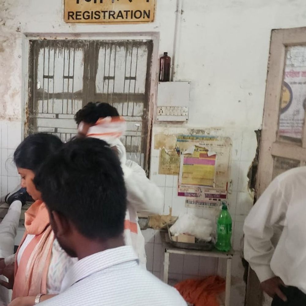 विधायक पल्लवी पटेल के काफिले की कार गड्ढे में पलटी:हादसे में दो घायल, तिंदवारी के पास हादसा; जाम और संकरी सड़क बनी वजह, विधायक सुरक्षित