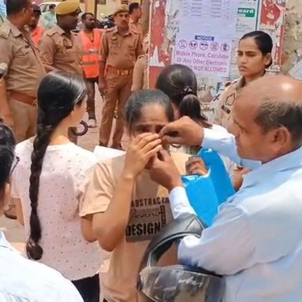 गाजीपुर में NEET-UG परीक्षा: 3201 अभ्यर्थी शामिल, 85 अनुपस्थित:7 केंद्रों पर कड़ी सुरक्षा में संपन्न हुई परीक्षा, नाक से नोज पिन उतरवाए