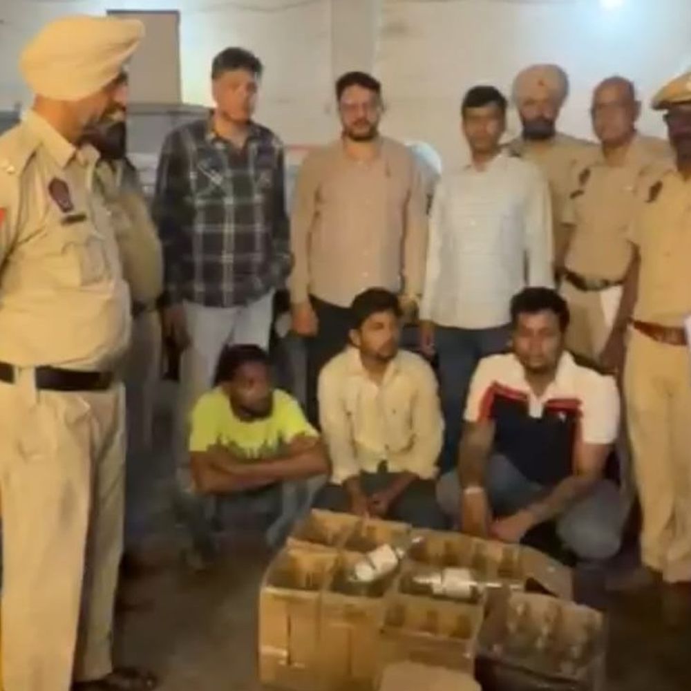 जीरकपुर में नकली शराब सप्लाई गिरोह का भंडाफोड़:  3 गिरफ्तार, 53 बोतल विदेशी शराब बरामद; सस्ती शराब महंगे ब्रांड में भरकर बेचते थे – Mohali News