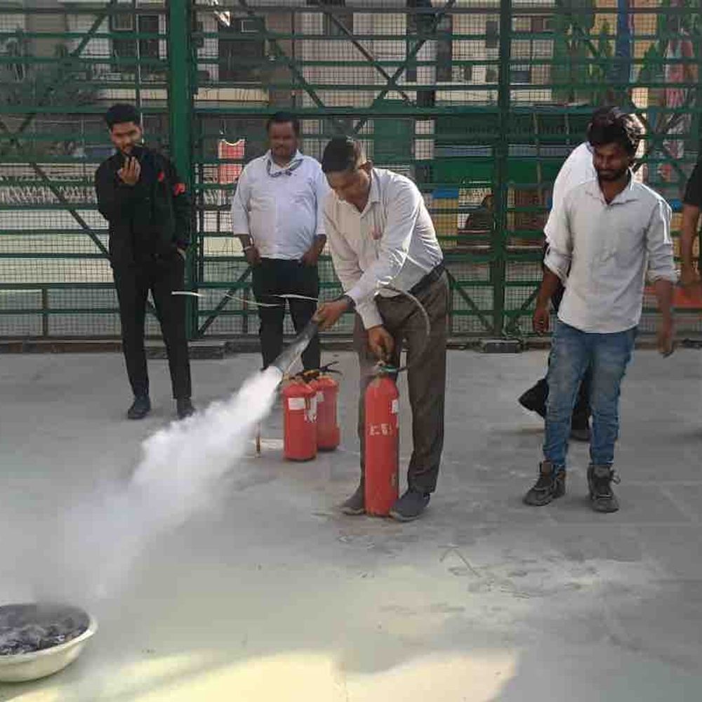 गाजियाबाद में फायर सेफ्टी कार्यशालाएं आयोजित:निवासियों को आग बुझाने के तरीके और उपकरणों की जानकारी मिली