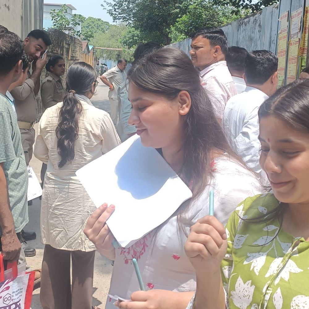 संभल में NEET-UG परीक्षा: चार केंद्रों पर 1,718 अभ्यर्थी शामिल:सघन चेकिंग, बायोमेट्रिक पुष्टि के बाद प्रवेश; मजिस्ट्रेट, पुलिस तैनात