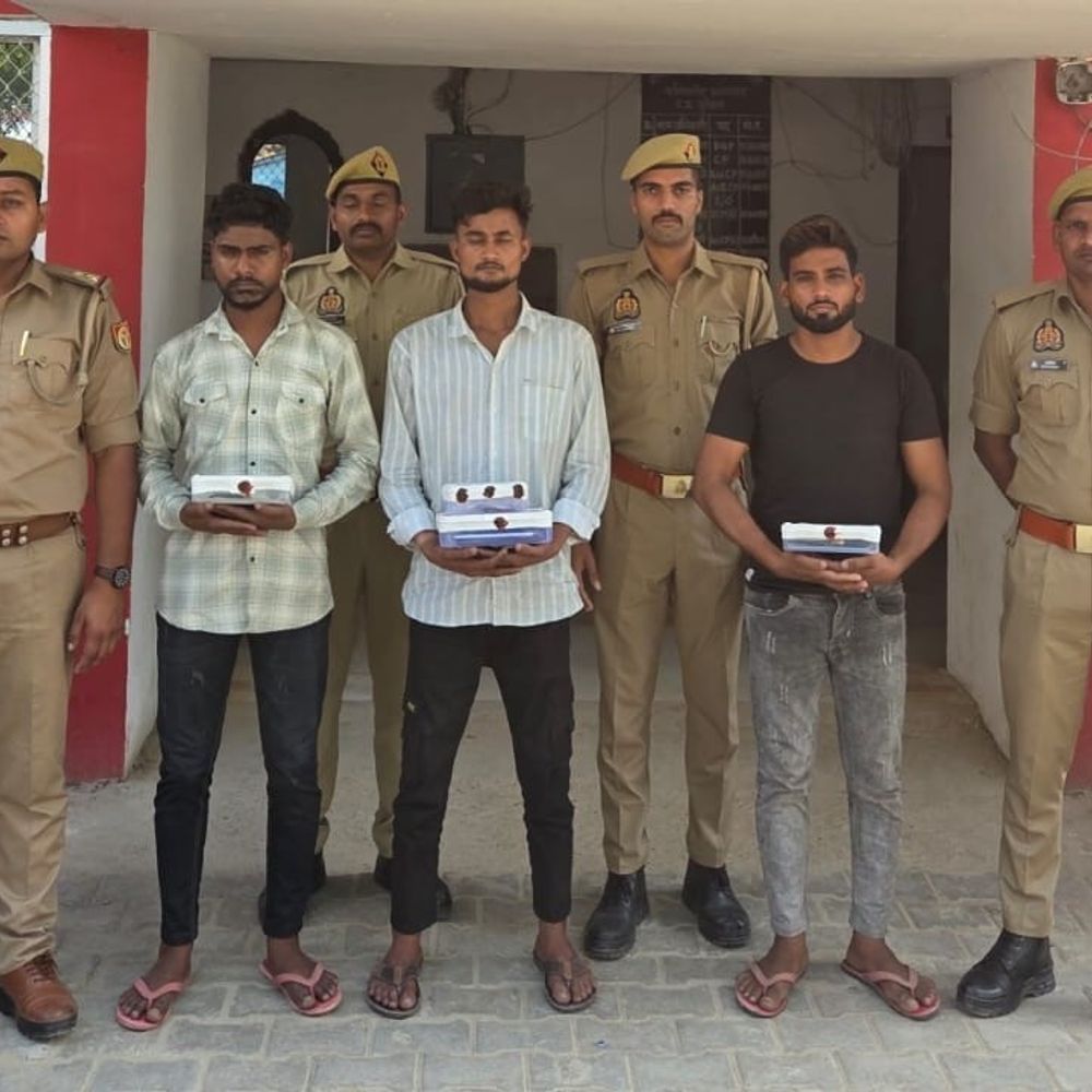 प्रयागराज में लूट का खुलासा, तीन बदमाश गिरफ्तार:लूटे गए मोबाइल से की ऑनलाइन शॉपिंग, नकदी बरामद