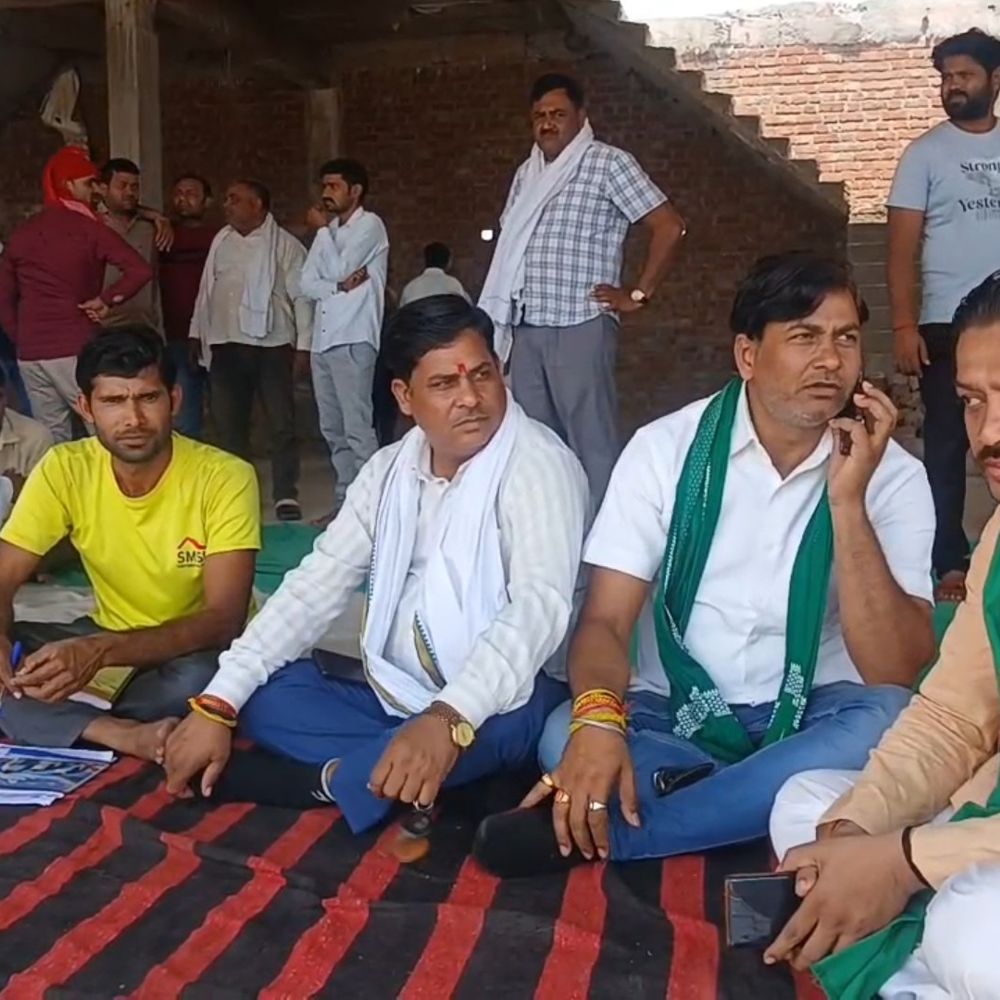 मुआवजे की मांग पर किसानों का हाईवे पर धरना:फिरोजाबाद में प्रशासन के खिलाफ नारेबाजी, 4 मई को होगी जमीन की पैमाइश