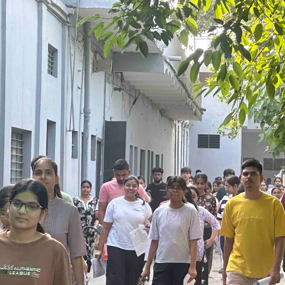 गाजियाबाद में NEET UG 2026 परीक्षा शांतिपूर्ण संपन्न:20 केंद्रों पर कड़ी सुरक्षा, अभ्यर्थियों ने साझा किए अनुभव