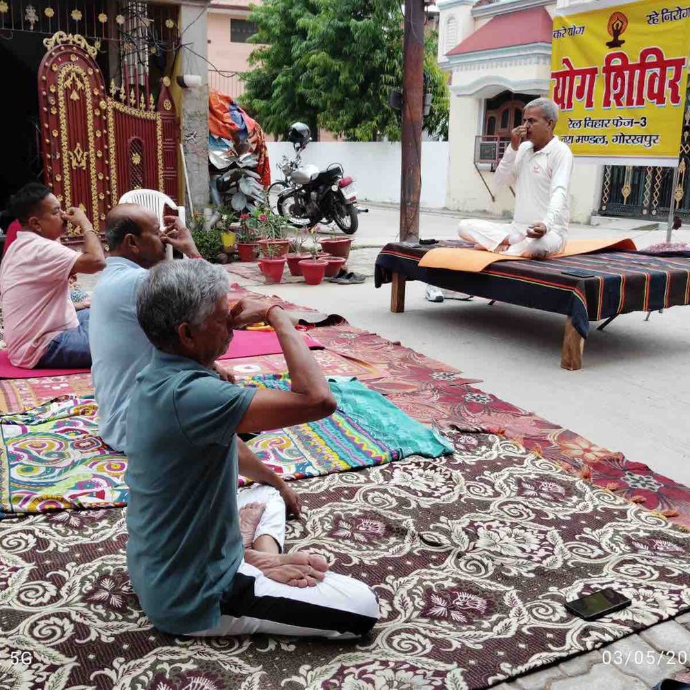 गोरखपुर में योग-प्राणायाम शिविर:लोगों ने सीखा स्वस्थ रहने का आसान तरीका, बड़ी संख्या में हुए शामिल