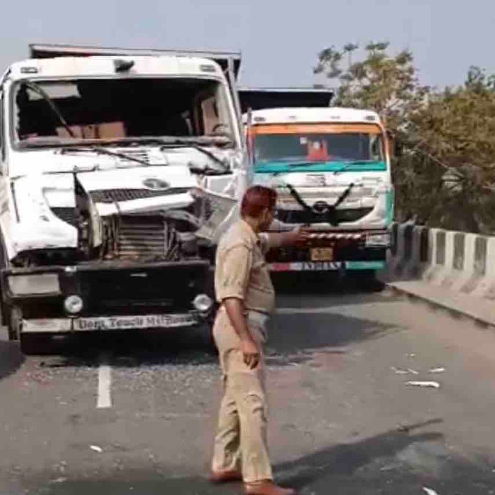 कानपुर फ्लाईओवर पर कंटेनर-ट्रक की भिड़ंत:परिचालक घायल, 5 किलोमीटर लंबा जाम