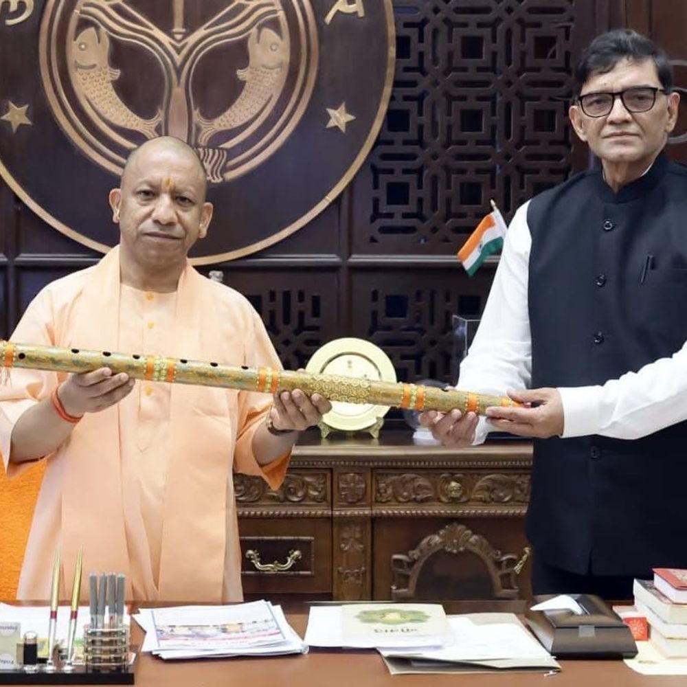पीलीभीत डीएम ने सीएम योगी से की मुलाकात:ODOP के तहत बांसुरी के एक्सपोजर को लेकर हुई चर्चा