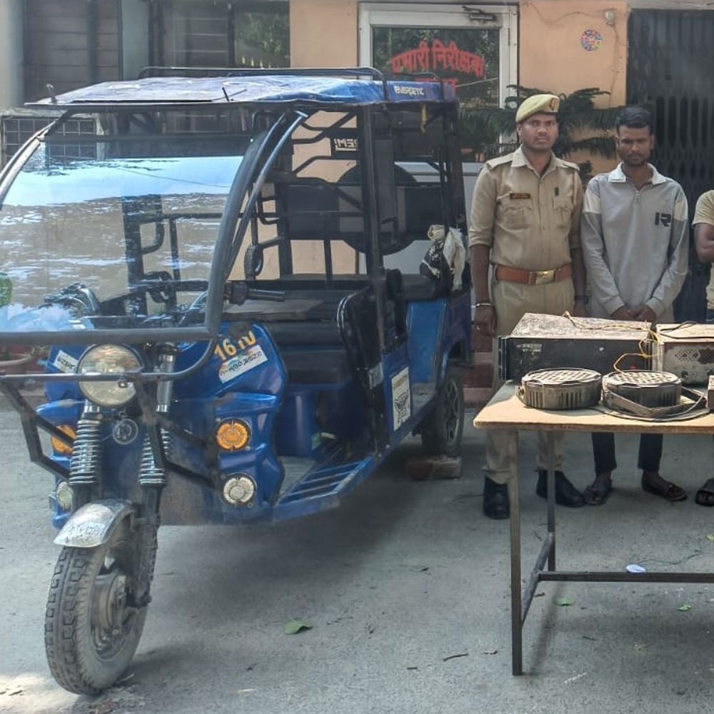 बलरामपुर में डीजे उपकरण चोरी करने वाले 3 आरोपी गिरफ्तार:ई-रिक्शा से चोरी का सामान बेचने जाते समय पकड़ा