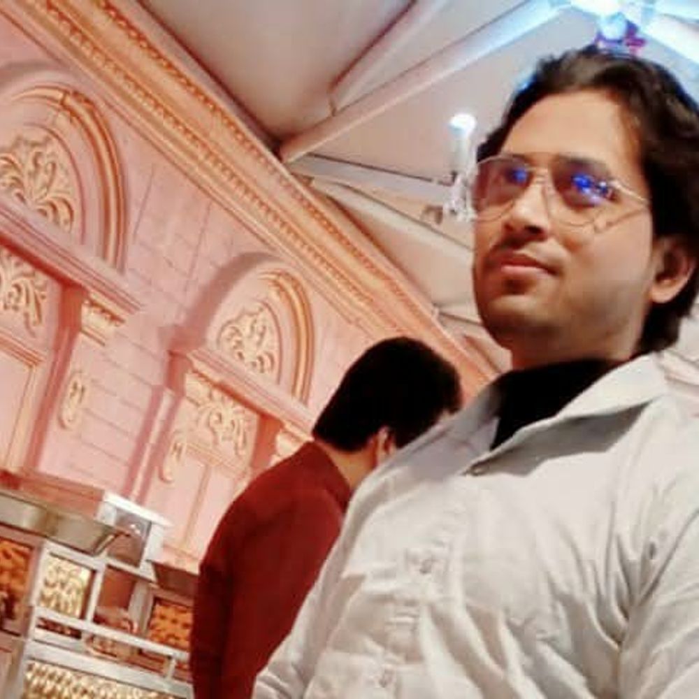 पत्नी के ब्वॉयफ्रेंड ने खुरपा घोपकर मार डाला:प्रतापगढ़ में अचानक मायके पहुंचा था पति, आपत्तिजनक हालत में बैठा मिला ममेरा भाई