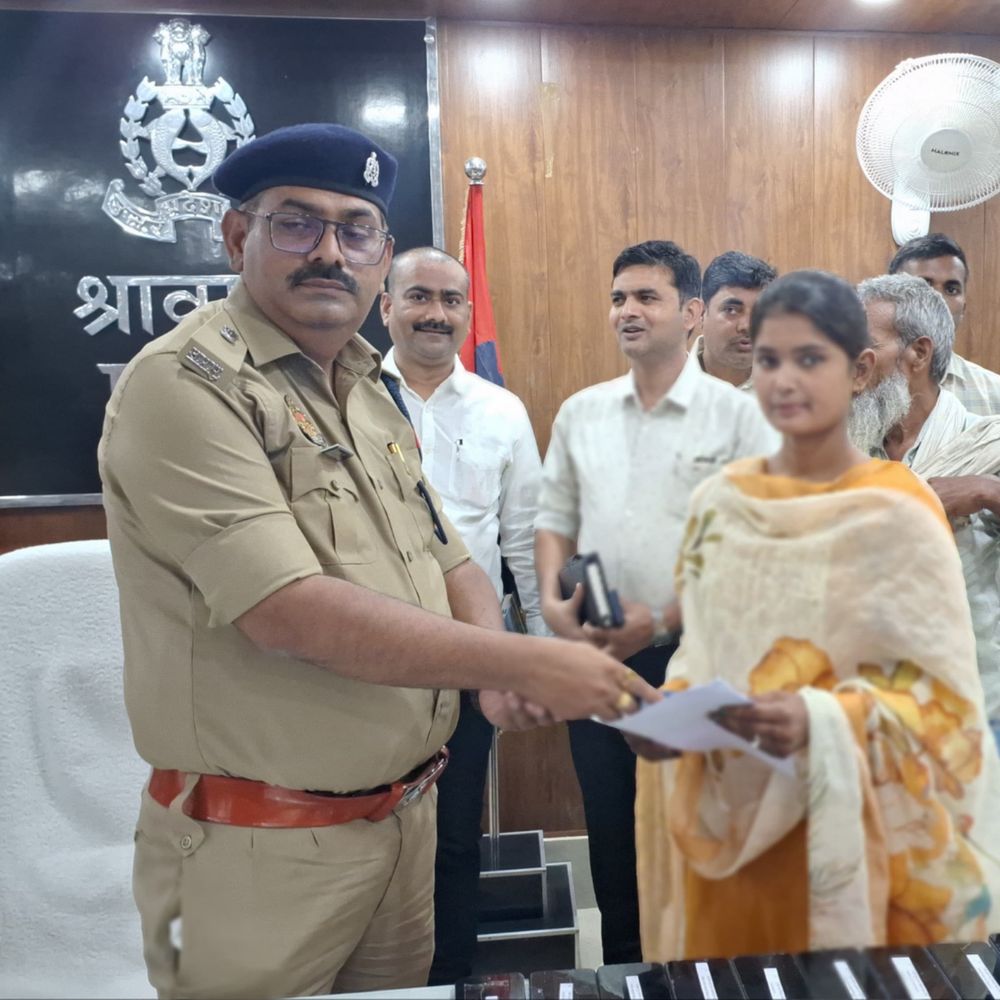 श्रावस्ती पुलिस ने 55 गुमशुदा मोबाइल बरामद किए:सर्विलांस सेल ने 15.43 लाख रुपये के गुमशुदा फोन मालिकों को लौटाए