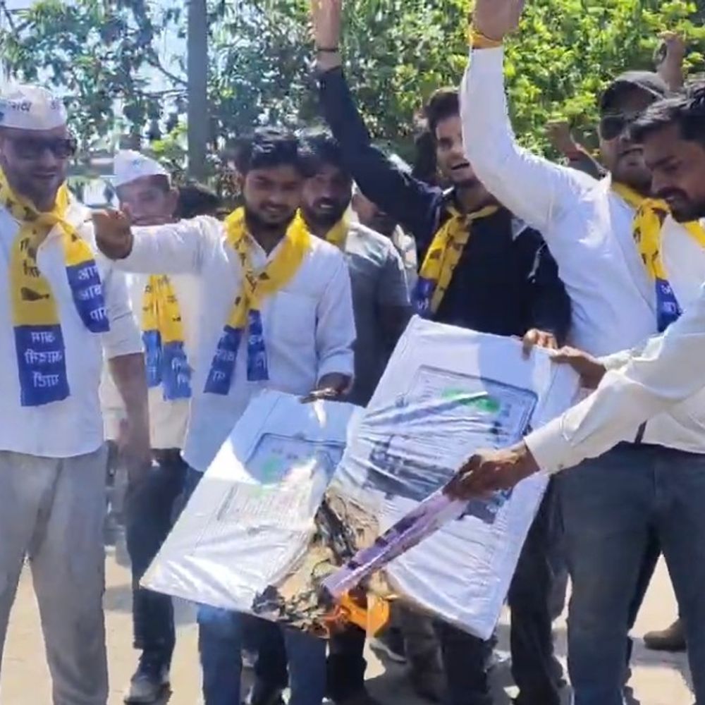 लखीमपुर में स्मार्ट मीटर के विरोध में आप का प्रदर्शन:बढ़े बिलों और शोषण का आरोप, राज्यपाल को भेजा ज्ञापन