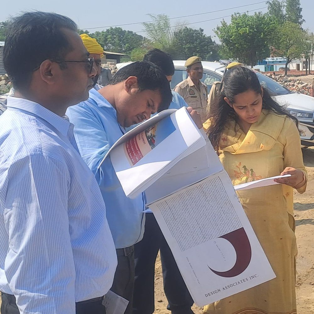 विकास कार्यों का डीएम ने किया निरीक्षण:डोरमेट्री, इंटरप्रिटेशन सेंटर सहित निर्माण कार्य तेजी से जारी, विदेशी मेहमानों का भी होता है आना