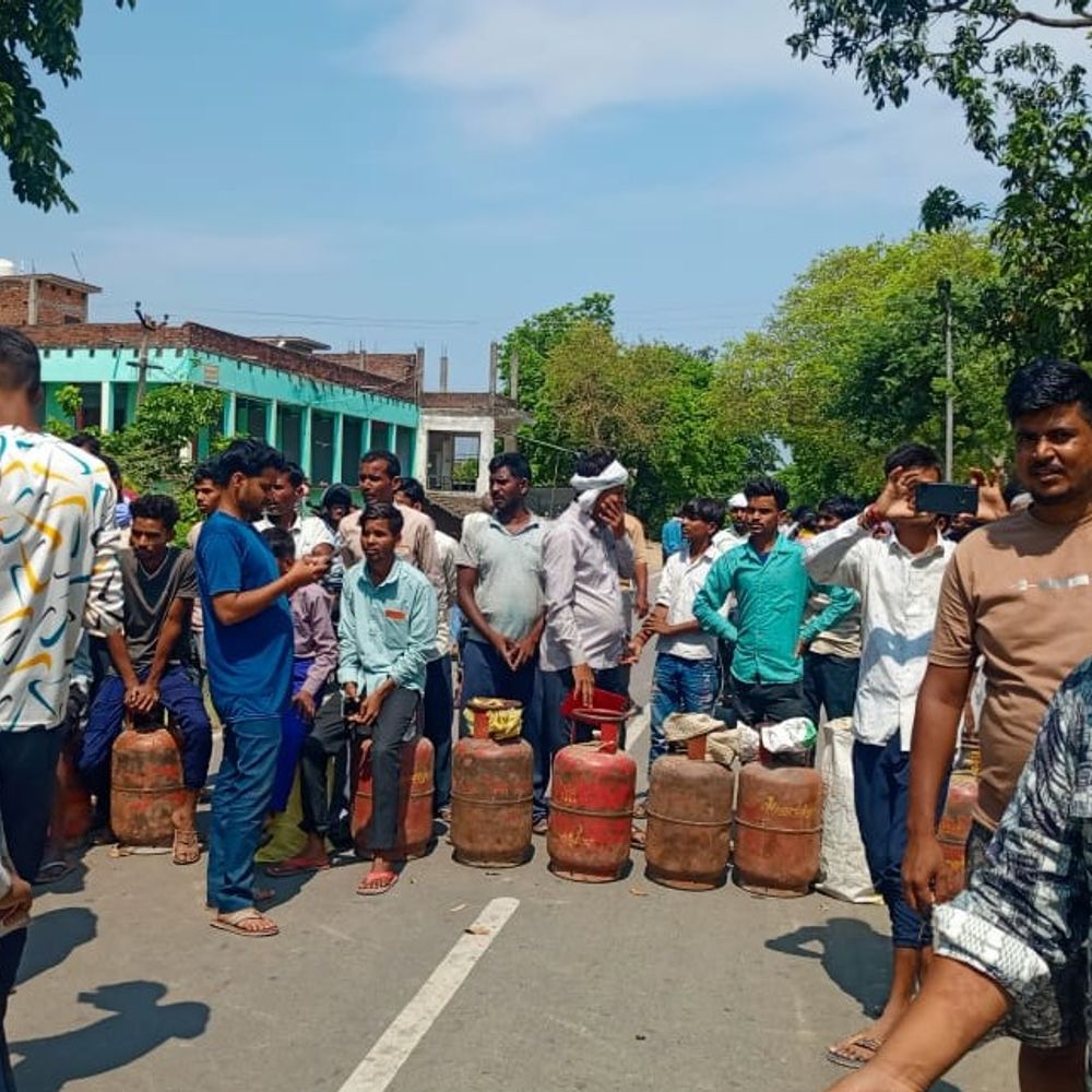 सीतापुर में गैस सिलेंडर न मिलने पर हंगामा:उपभोक्ताओं ने एजेंसी पर ब्लैकिंग का आरोप लगा सड़क जाम की,पुलिस ने समझाया