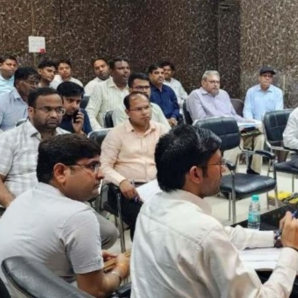 मैनपुरी में एक्सप्रेस-वे भूमि अधिग्रहण धीमा, डीएम सख्त:अधिकारियों को बैनामों में तेजी लाने का एक हफ्ते का अल्टीमेटम