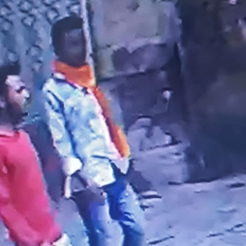 मथुरा में बाइक चोरी करने वाला पकड़ा गया:घर के बाहर रेकी कर रहा था, पुलिस ने हिरासत में लिया