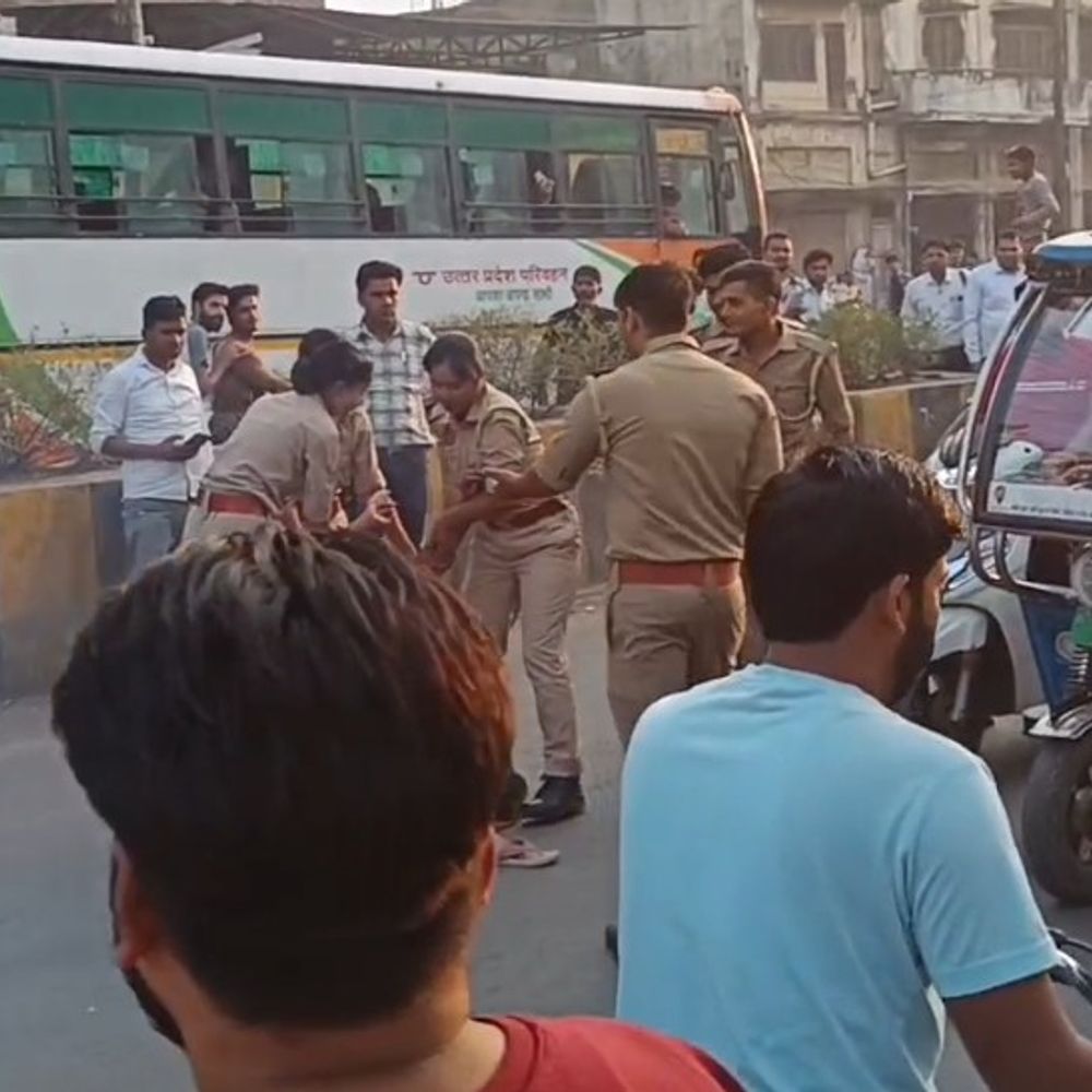 पुलिस कार्रवाई से असंतुष्ट युवक ने खाया जहर:एटा में ठेला हटाने और FIR दर्ज होने से था परेशान, मां ने थाने में काटा हंगामा