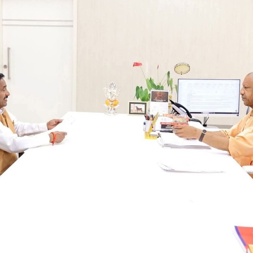 ललितपुर विधायक ने सीएम योगी से की मुलाकात:जिले के विकास और कनेक्टिविटी के लिए रखे अहम प्रस्ताव