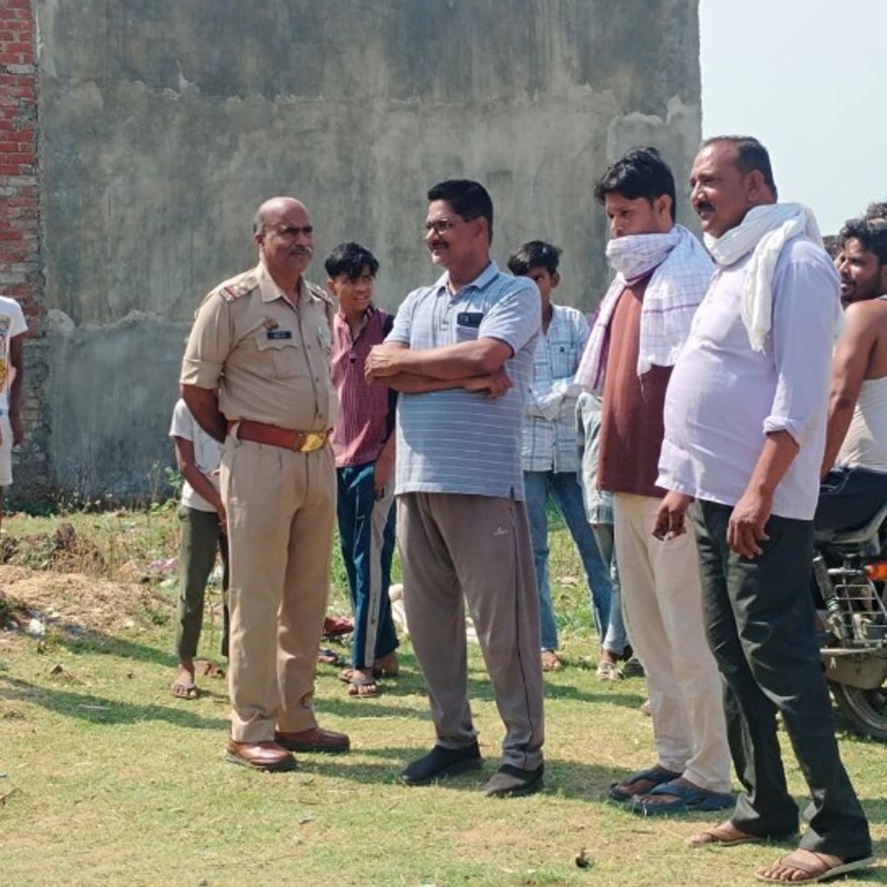 शाहजहांपुर में नेपाली व्यक्ति का शव मिला:मदरसे की छत से गिरकर मौत की आशंका, मजदूरी करते थे