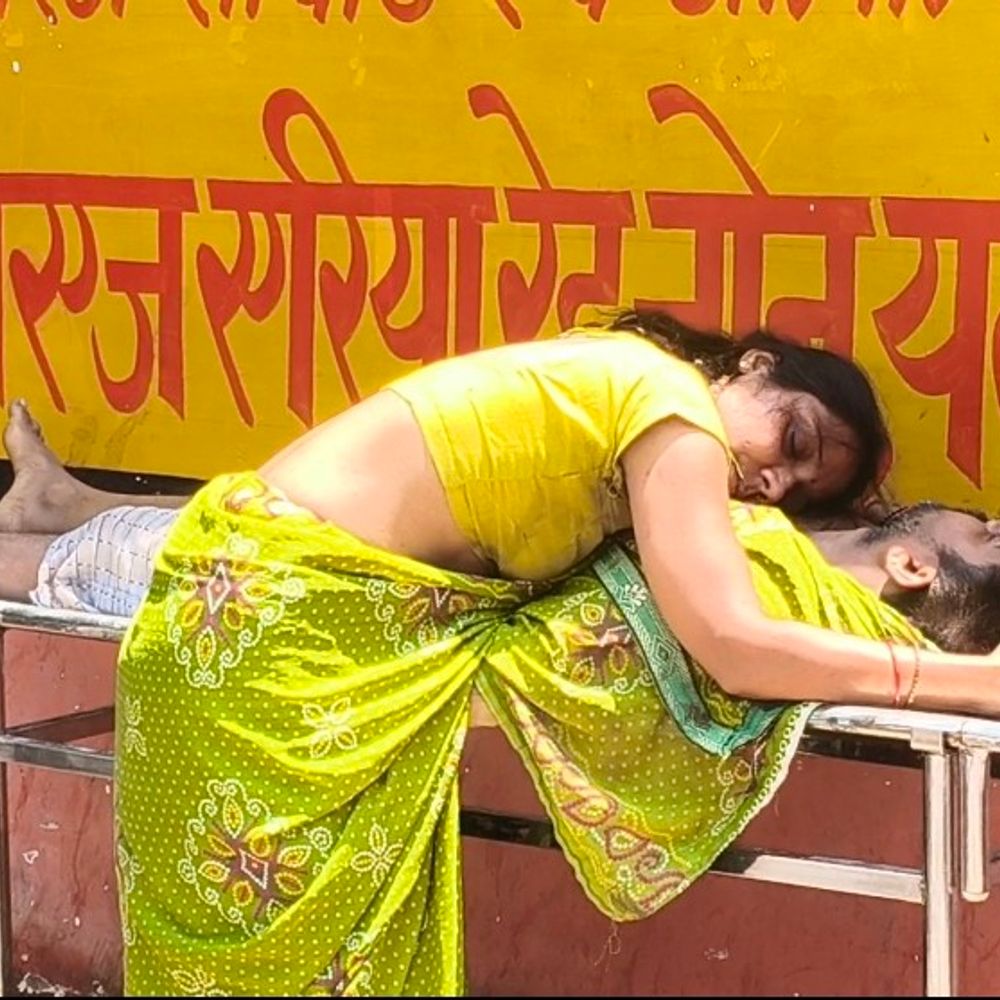 हरदोई में ई-रिक्शा चालक की करंट लगने से मौत:बचाने आई साली को भी लगा झटका, परिवार में हुई तीसरे भाई की मौत