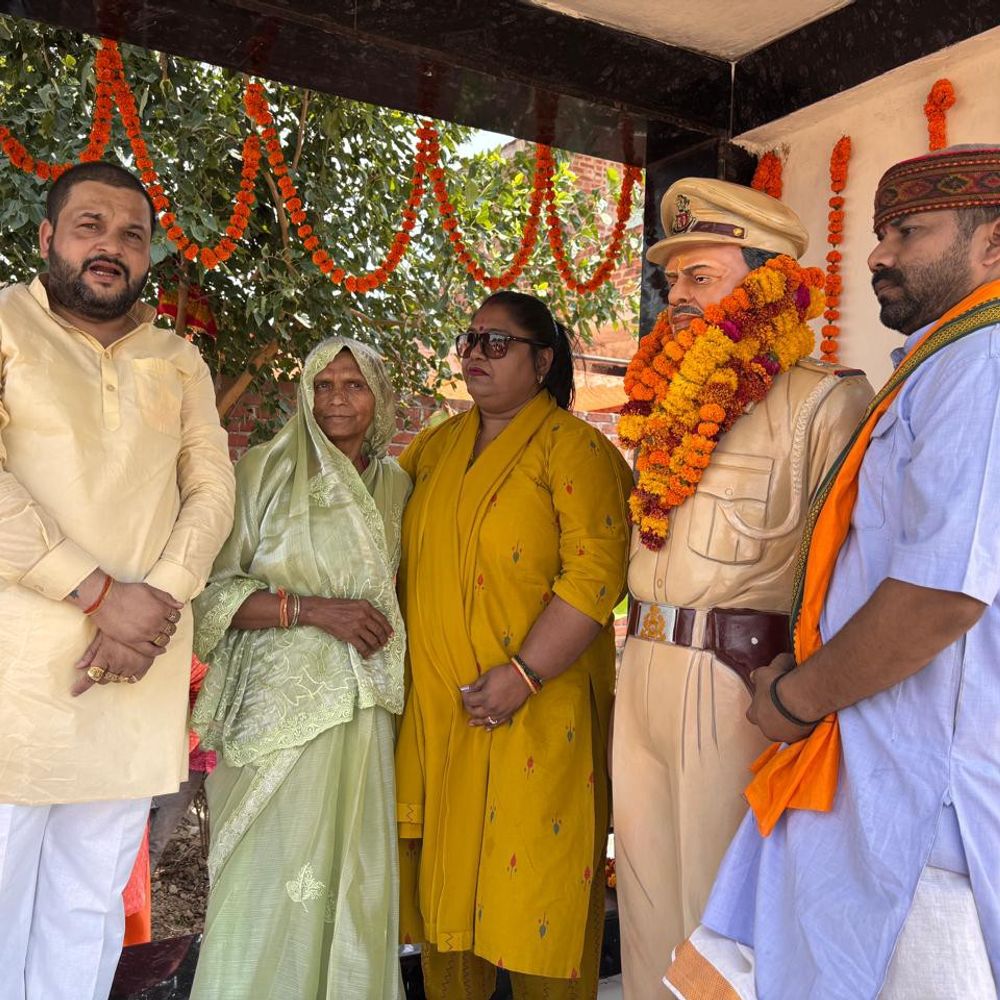 ओरिया में स्व. उप निरीक्षक शिवपाल यादव की प्रतिमा स्थापित:विधायक सरोज कुरील ने माल्यार्पण कर श्रद्धांजलि दी