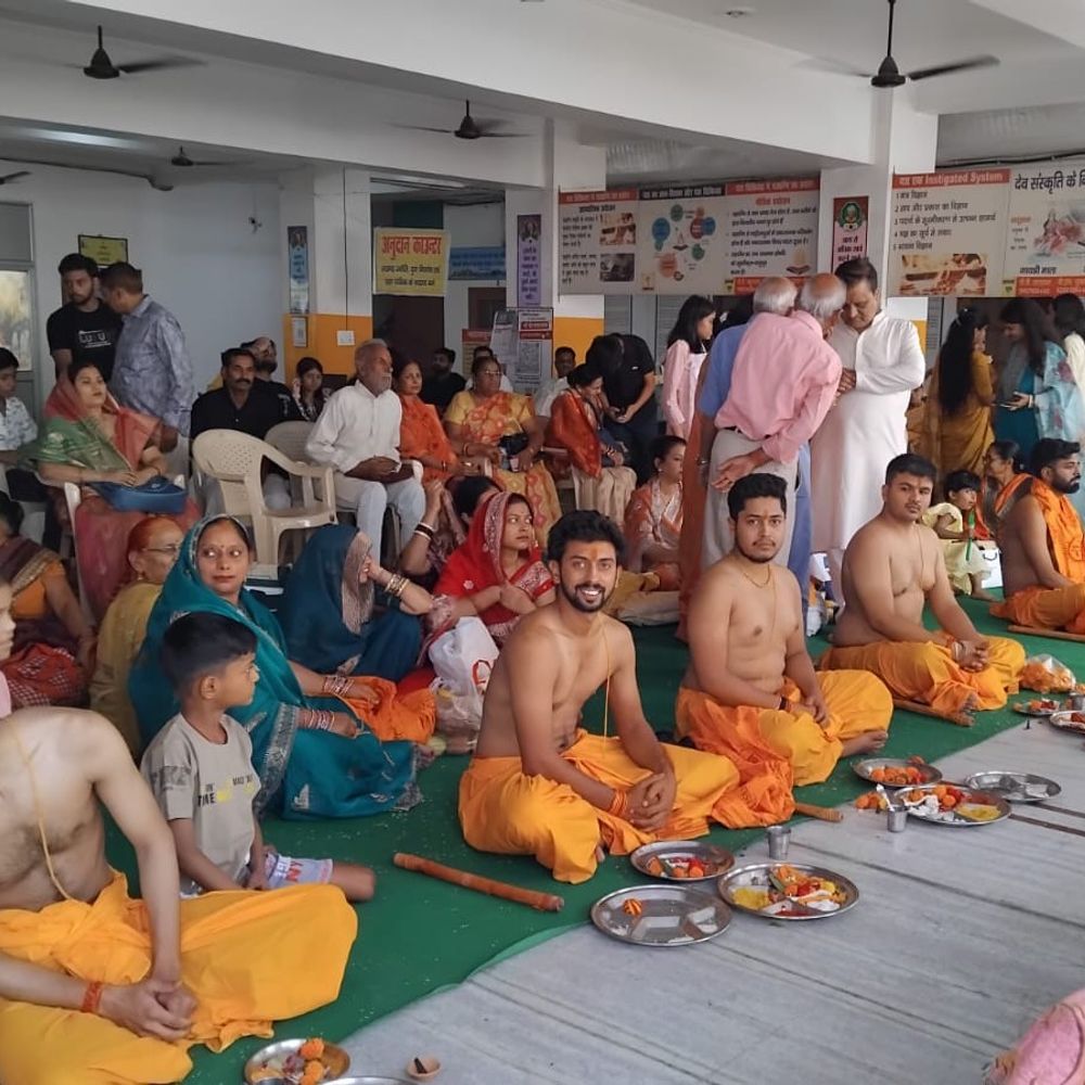 लखनऊ गायत्री शक्तिपीठ परिसर में उपनयन:वैदिक मंत्रोच्चार के साथ किया संस्कार, परिवारों ने ब्रह्मचारियों को आशीर्वाद दिया