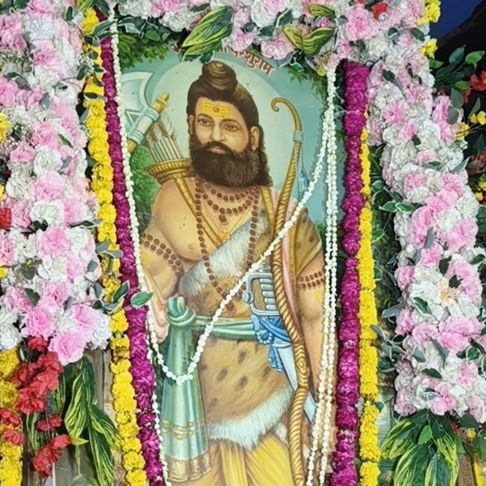 मथुरा में भगवान परशुराम की भव्य शोभायात्रा:जयघोष के बीच शहर में निकली झांकियां, श्रद्धालुओं ने की पुष्प वर्षा
