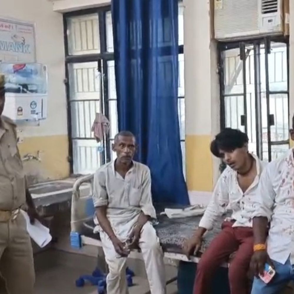 खेत की मेढ़ विवाद में मां-बेटे घायल:संभल में लाठी-डंडों से मारपीट, फायरिंग का आरोप; पुलिस जांच में जुटी