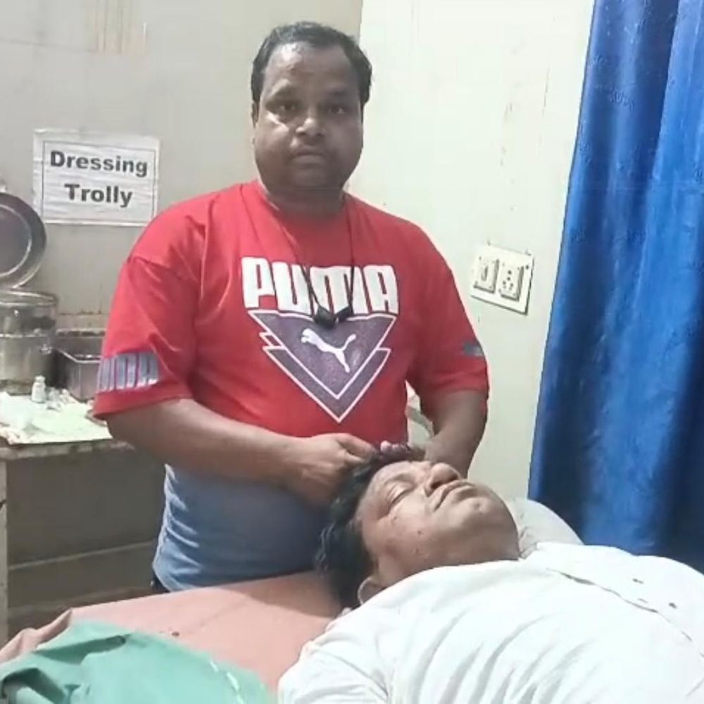 हमीरपुर में व्यापारी और किसान से मारपीट, दो घायल:पुरानी रंजिश का मामला; पुलिस ने चेन-रुपए छीने जाने से किया इनकार