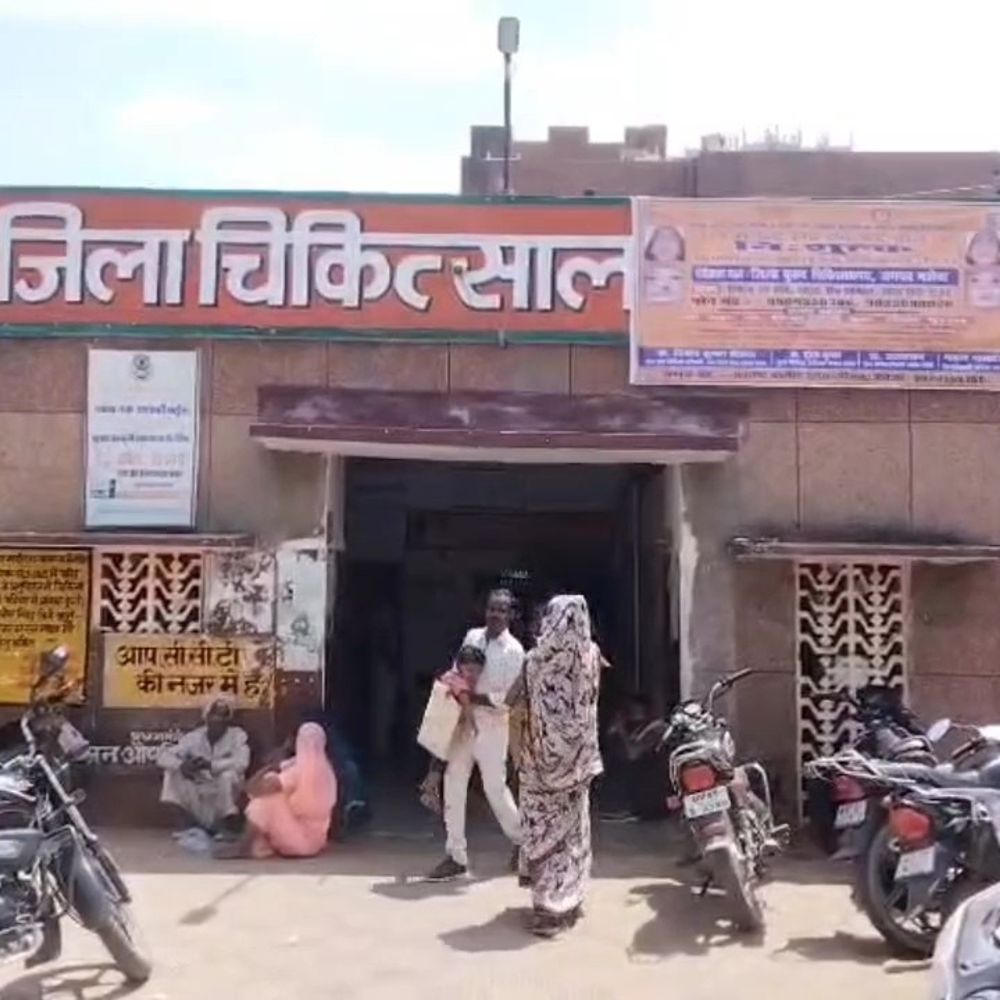 महोबा अस्पताल में मीडियाकर्मी बनकर महिला से 10 हजार ठगे:पारिवारिक विवाद सुलझाने के नाम पर हुई टप्पेबाजी, आरोपी सीसीटीवी में कैद