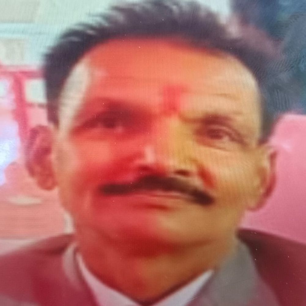 शाहजहांपुर में डीसीएम की टक्कर:सड़क पार कर रहे किसान की मौत, लोगों ने चालक को पकड़ा