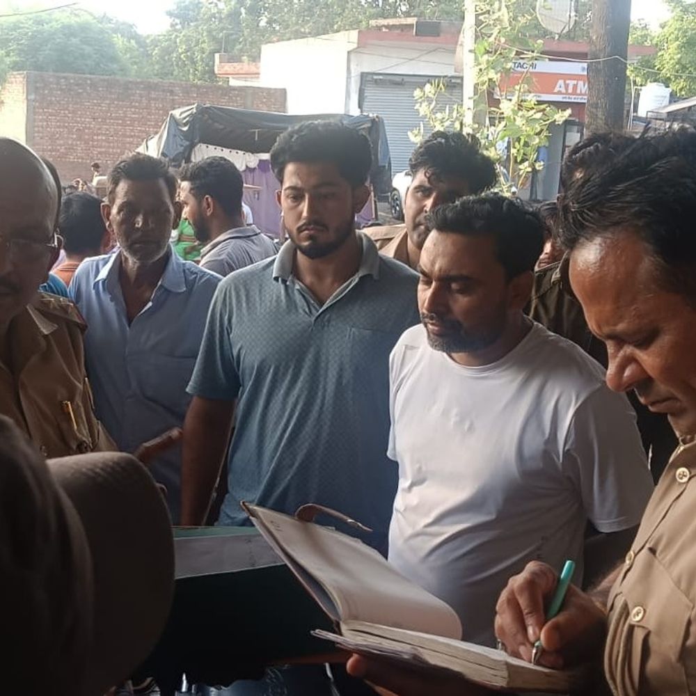 शटडाउन के दौरान सप्लाई चालू करने से लाइनमैन की मौत:मुरादाबाद में लाइन की मरम्मत को पोल पर चढ़ा था लाइनमैन; जेई सस्पेंड, एसडीओ बर्खास्त, दोनों फरार