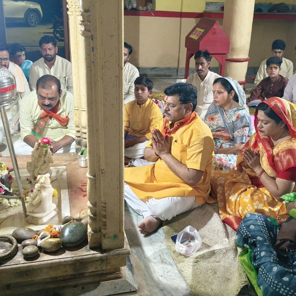 भाजपा की जीत के लिए हाथरस में रुद्राभिषेक किया गया:पूर्व पालिकाध्यक्ष ने समर्थकों संग शुरू की पूजा अर्चना, रात भर चलेगी