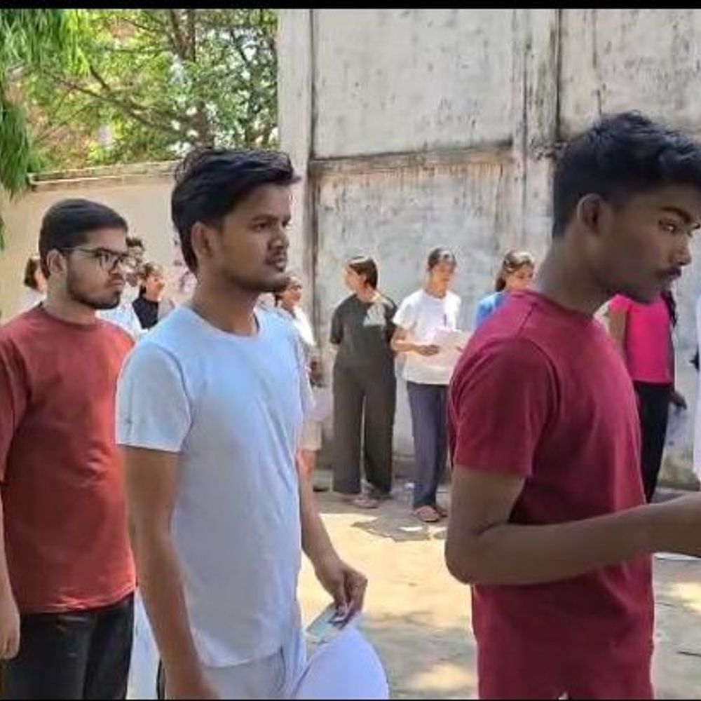 अंबेडकरनगर में नीट परीक्षा शुरू:22 केंद्रों पर 4848 परीक्षार्थी शामिल, दोपहर 2 बजे से शाम 5 बजे तक चलेगी