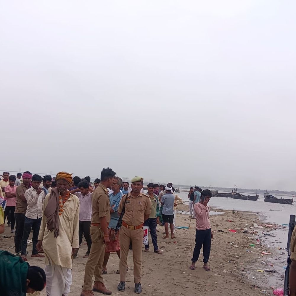 मुंडन संस्कार के दौरान गंगा में छह लोग डूबे:दो किशोरियों को बचाया गया, चार की तलाश जारी