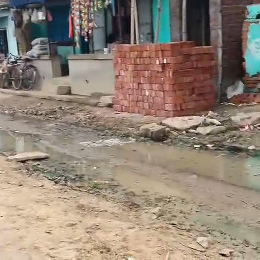 नाली नहीं बनने से ग्रामीण नाराज, मुखिया का एंट्री रोका:जमुई में स्कूल के रास्ते पर जलजमाव से परेशानी, आंदोलन की चेतावनी दी